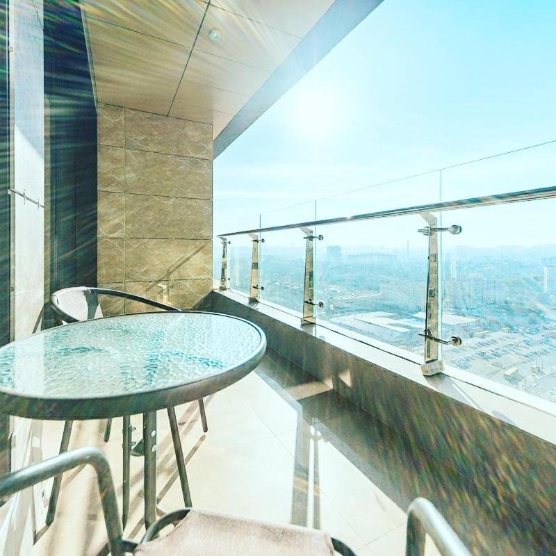 1 Room 60M2 Center Of Obolon Near River Side. With Terrace. 22 Floor Kiev Dış mekan fotoğraf