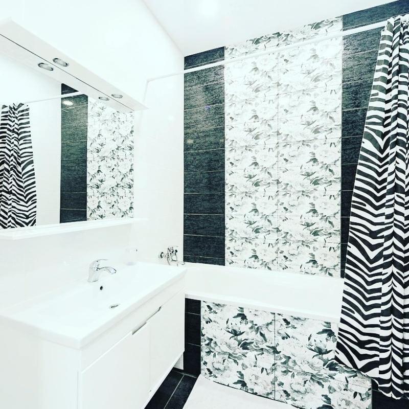 1 Room 60M2 Center Of Obolon Near River Side. With Terrace. 22 Floor Kiev Dış mekan fotoğraf