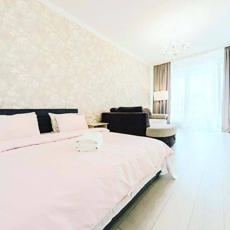 1 Room 60M2 Center Of Obolon Near River Side. With Terrace. 22 Floor Kiev Dış mekan fotoğraf